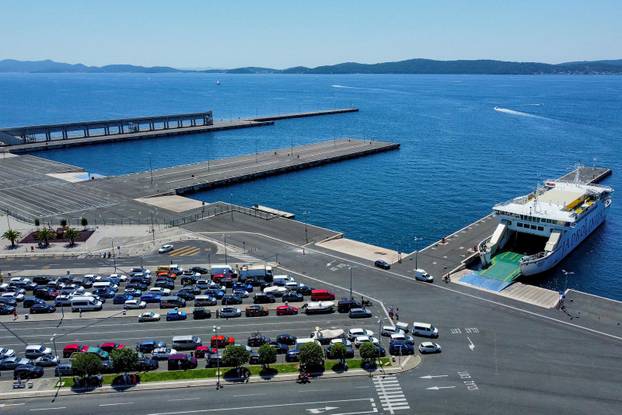 Zadar: Pogled iz zraka na gužvu u trajektnoj luci Gaženica