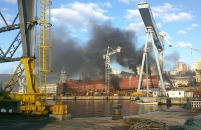 Eksplodiralo u brodogradilištu, crni dim uplašio je Riječane