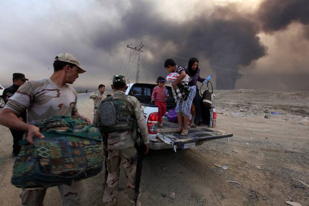 Displaced people who are fleeing from clashes arrive in Qayyarah, during an operation to attack Isla mic State militants in Mosul