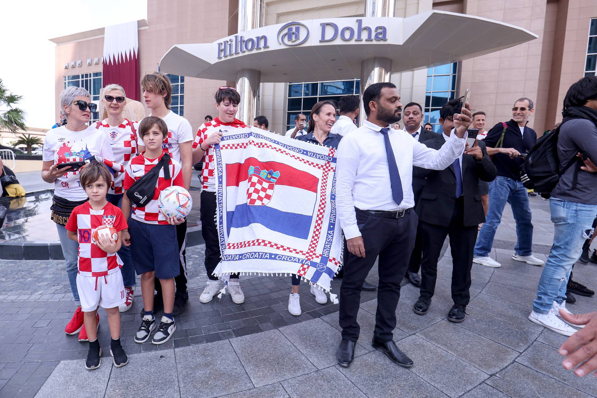 KATAR 2022 Hrvatska nogometna reprezentacija otputovala je iz hotela Hilton Doha prema zračnoj luci