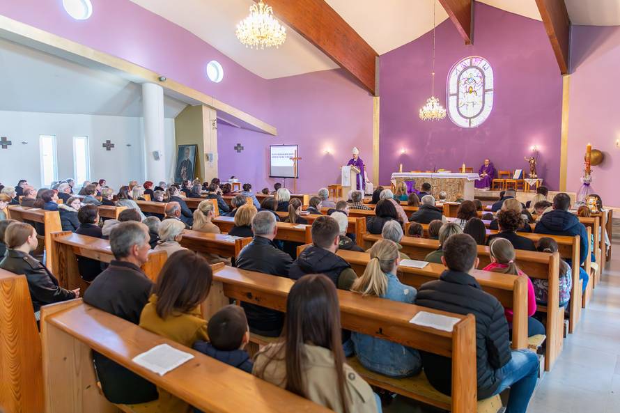 Biskup Košić krstio malu Mariju, šesto dijete u obitelji Šestak