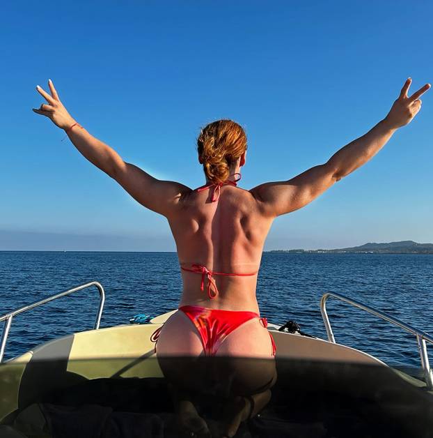 FOTO Ona može sve! Bacala je kuglu pa postala 'kraljca leda', a sjajnom figurom golica maštu