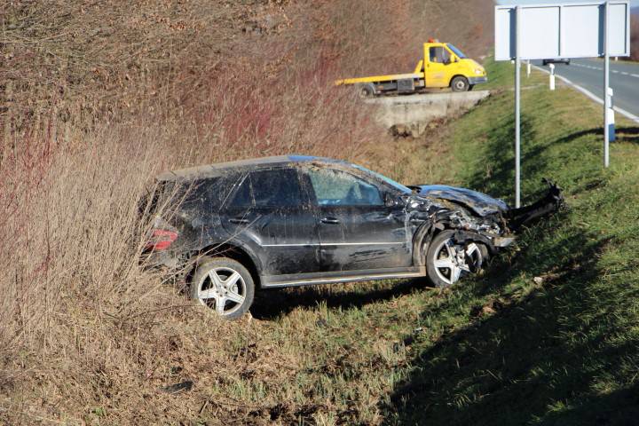 Ozlijeđeno četvero djece: Auto i kombi sudarili se kod Požege