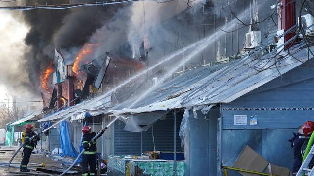 Beograd: Vatrogasci se bore s velikim požarom u Kineskom tržnom centru