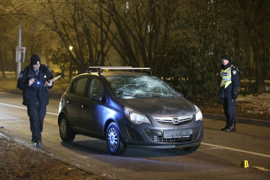 Teška nesreća: Auto naletio na policajce dok su radili očevid