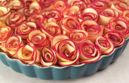 Oduševite goste: Tart od jabuka koje izgledaju kao mnoštvo ruža