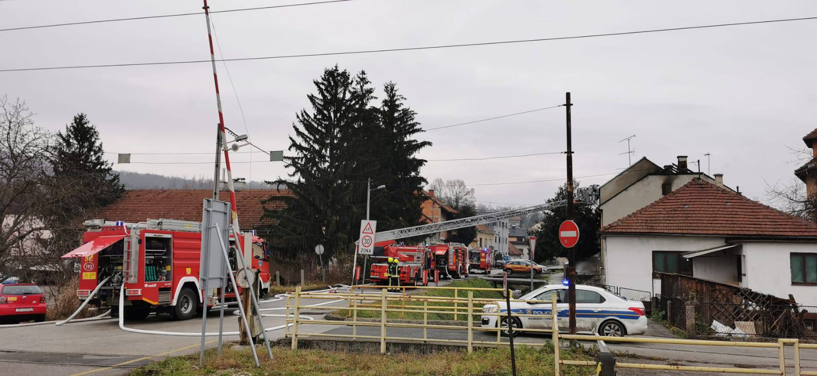 Buknulo u kući na Kustošiji, vatra se proširila na druge kuće