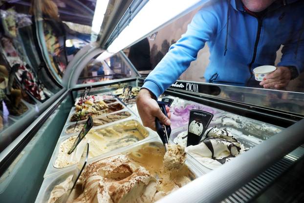 U povodu kraja turističke sezone, pulska slastičarnica nudi svima besplatan sladoled