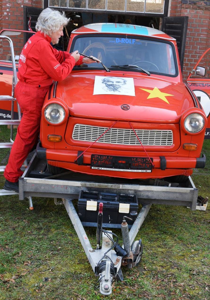 Drehorgel-Rolf prepares trip to Vietnam with Trabi