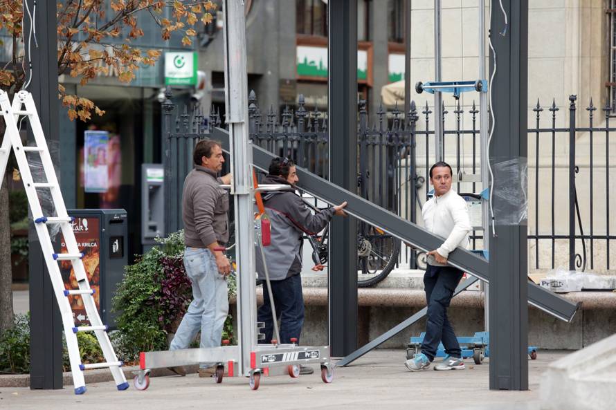 Pogledajte kako radnici od rane zore uklanjaju nadstrešnicu...