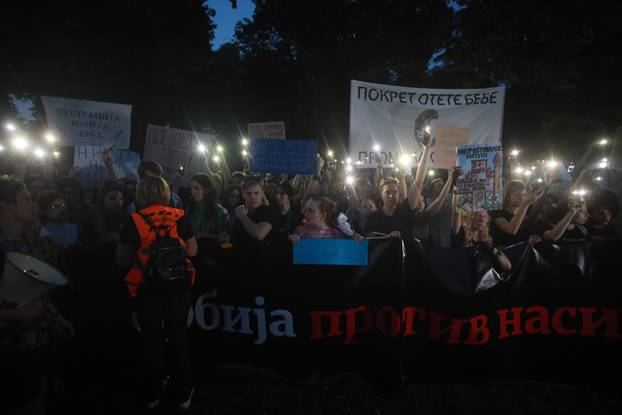 Beograd: Tisuće građana na ulicama na prosvjedu pod nazivom "Srbija protiv nasilja"
