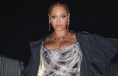 Glamurozna Beyonce zablistala na Tjednu mode u Parizu, nosila haljinu s dijamantnim resicama