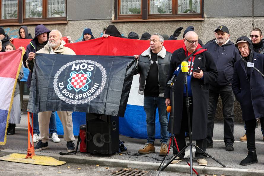 Prosvjednici  su stigli pred stan Tomislava Tomaševića i najavili  da će pjevati Thompsonove pjesme 