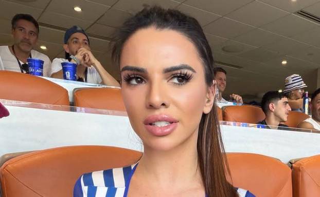 FOTO Tko ju je takvu pustio na stadion? Provocirala je navijače u riskantnom izdanju na SP-u