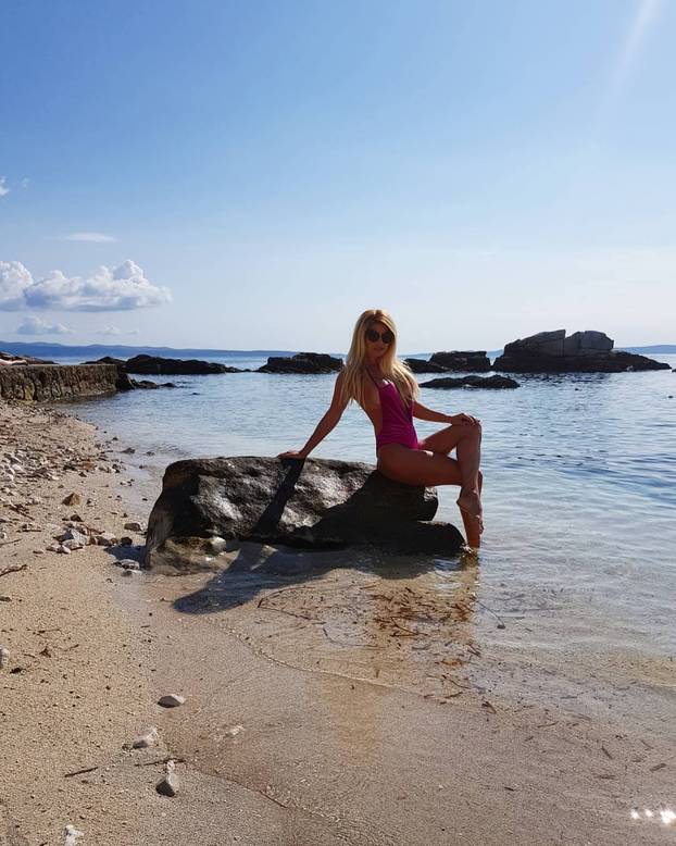 FOTO Mami Renati zamjerili jer se fotka u tangicama. Bolje da onda ne gledaju ovih 50 fotki...