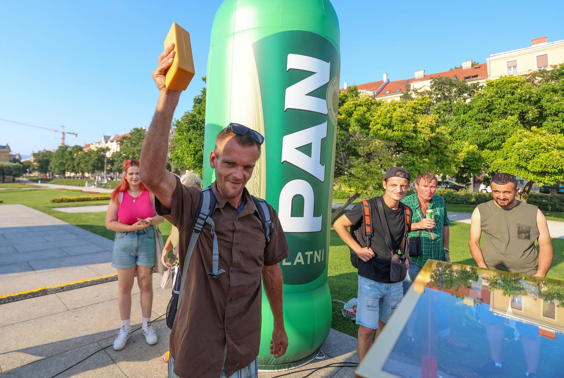 Velika gužva stvorila se u središtu Zagreba: Građani su u redu čekali na zlatne poluge?!