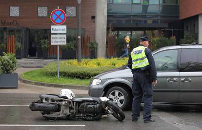 Skuterom je pokupio pješaka i zatim se zabio u automobil