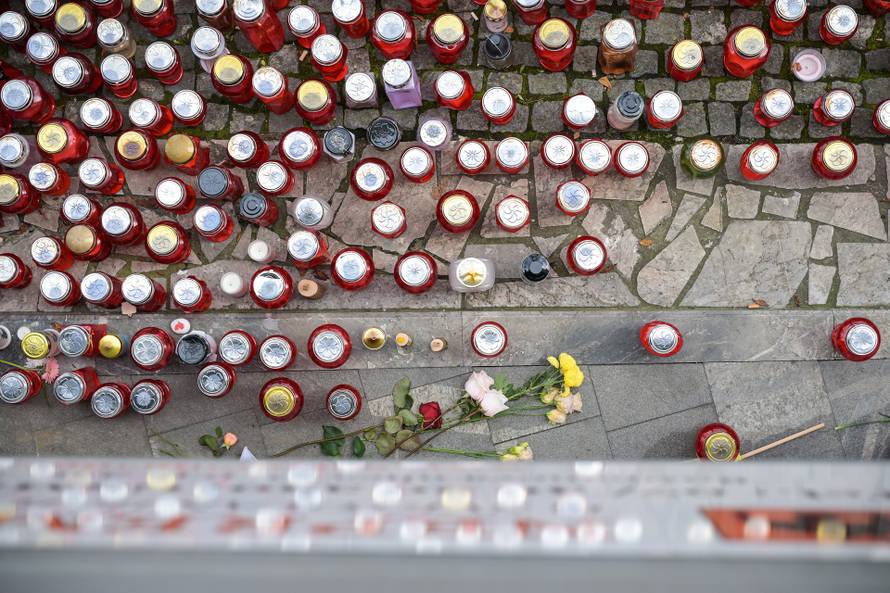 Novo Mesto: Na mjestu ubojstva građani pale lampione i lampaše