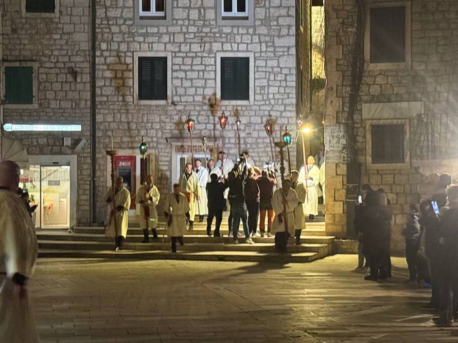 FOTO/VIDEO Procesija 'Za križen' na Hvaru: Po olujnoj buri nose križ od 15 kilograma