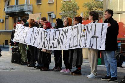 FOTO Molitelji na trgovima, u Rijeci ih dočekali s porukom: 'Klečite nad ubijenim ženama'