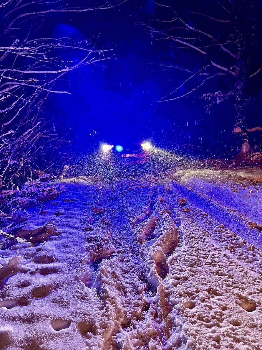 DRAMA KOD ZAGREBA Taksist je zapeo u šumi prateći navigaciju. Izvlačili su ga vatrogasci...