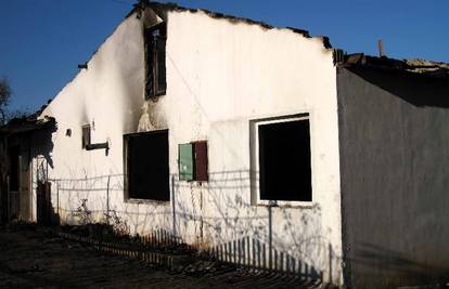 Zbog pregrijanog dimnjaka izgorjela obiteljska kuća