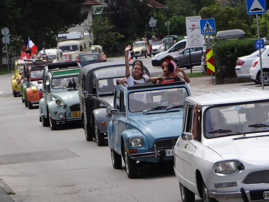 Spačeki okupirali Trg: Ma ovo je naš automobilski Woodstock