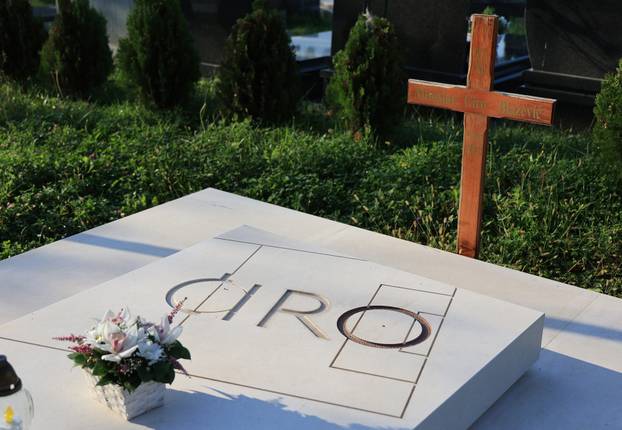 Zagreb: Na grob Miroslava Ćire Blaževića postavljen kamen s porukom "Sine, budi spreman"