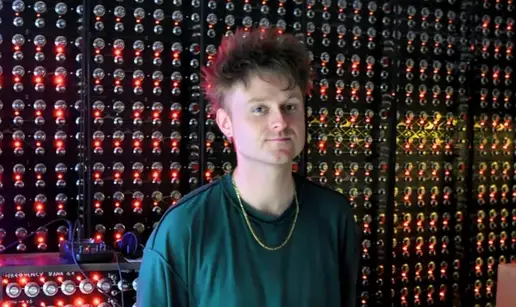 Britanci odabrali predstavnika na Eurosongu: Svira orgulje od igra&ccaron;aka i sintisajzer na biciklu