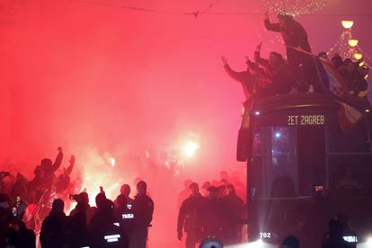 FOTO Vida se nakon Katra opet popeo na krov. Tad ga je Lovren držao dok je mahao zastavom