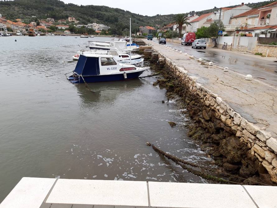 Meteorološki tsunami pogodio Velu Luku, nasukale se brodice
