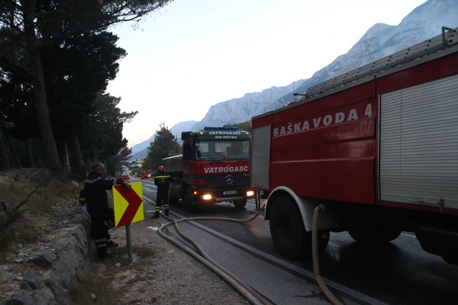 Kanader pomaže u gašenju, u Makarsku stiže i 150 vojnika