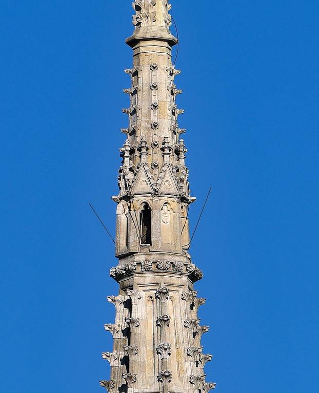 Zagrebačka katedrala nakon potresa bez južnog tornja, a sjeverni je pod nagibom