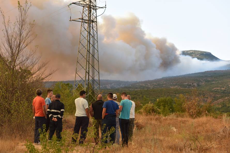 Evakuirali stanovnike sela kod Drniša: 'Ovo je velika nesreća'