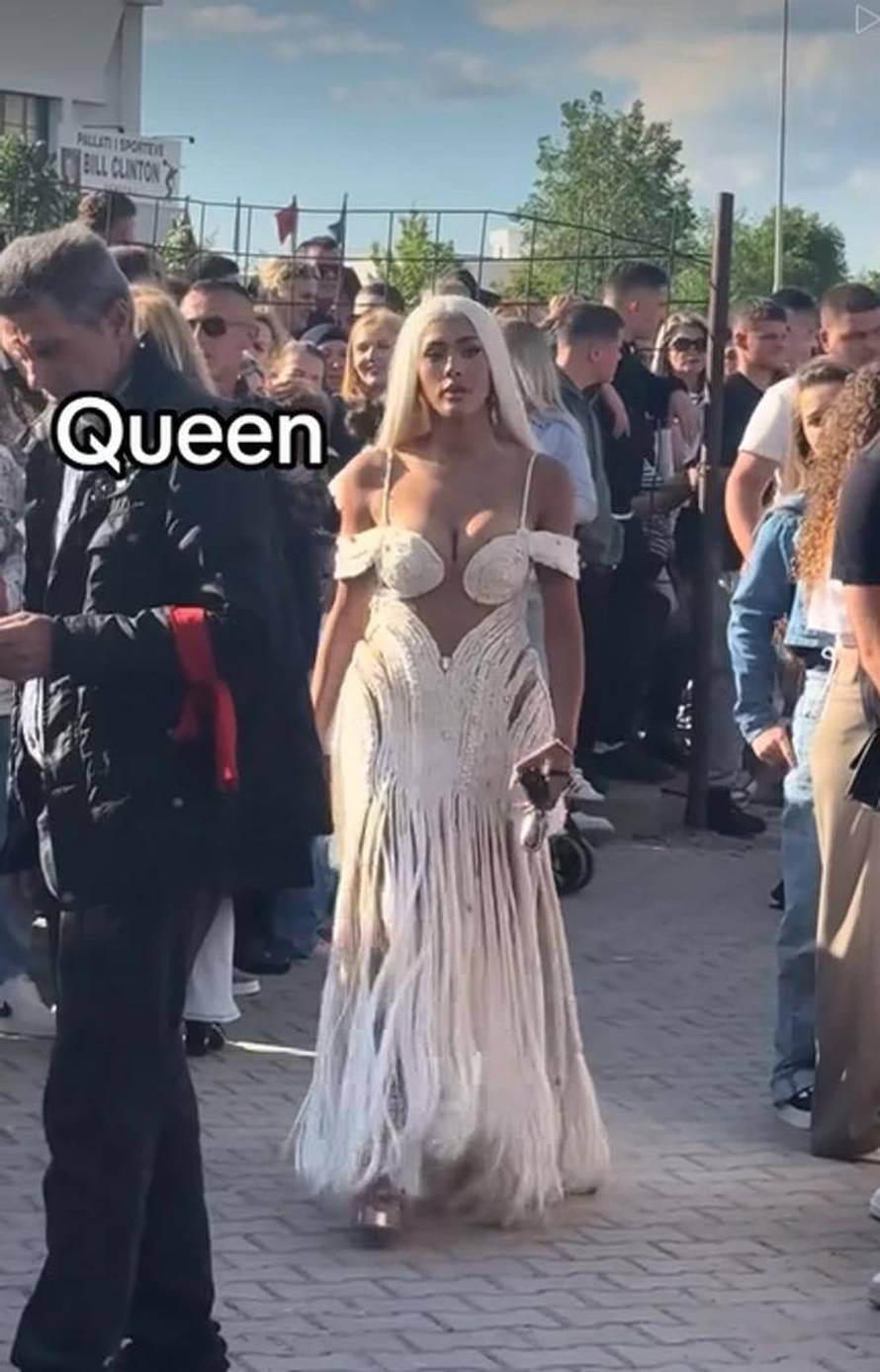 Maturantica iz Prištine izazvala burne reakcije haljinom: 'Ma što je ovo, parada striptiza?'