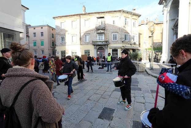 Rijeka: Molitelji i prosvjednici pred katedralom Svetog Vida.