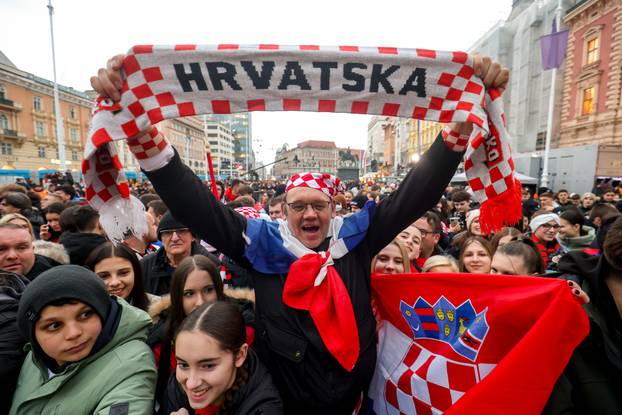 Zagreb: Počelo okupljanje građana za svečani doček rukometnih reprezentativaca nakon osvojene bronce na Europskom prvenstvu