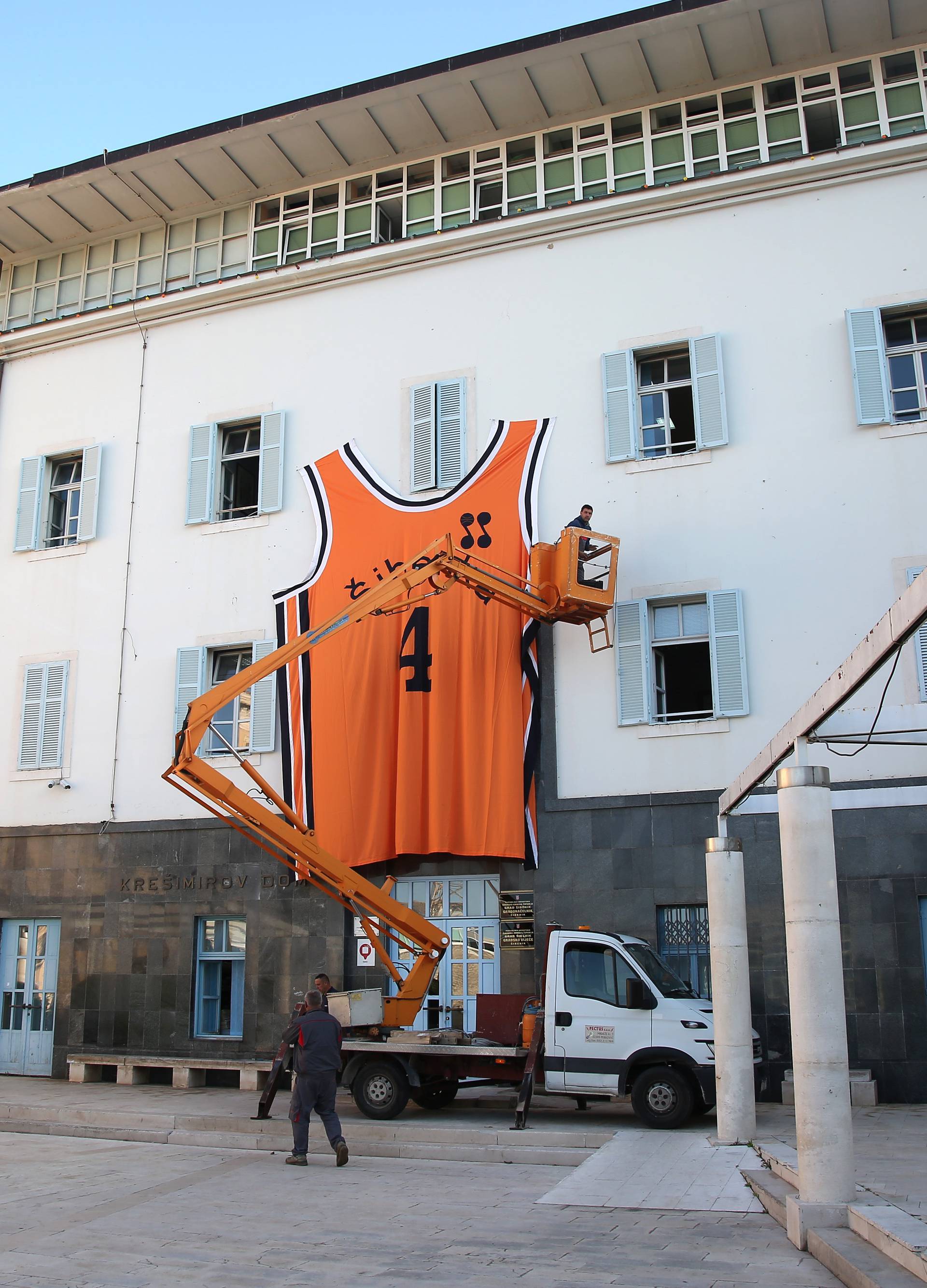 Šibenčanima na ponos: Stavili dres Dražena na zgradu uprave