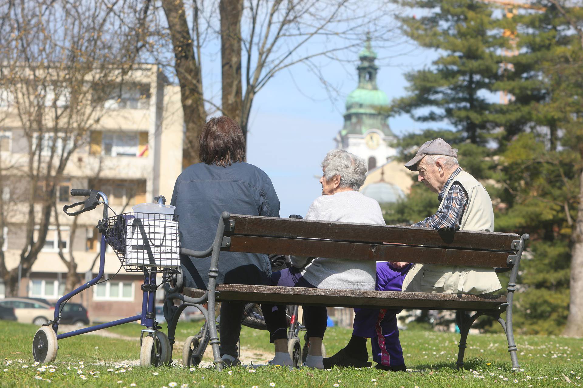Karlovac: Umirovljenici uživali na suncu