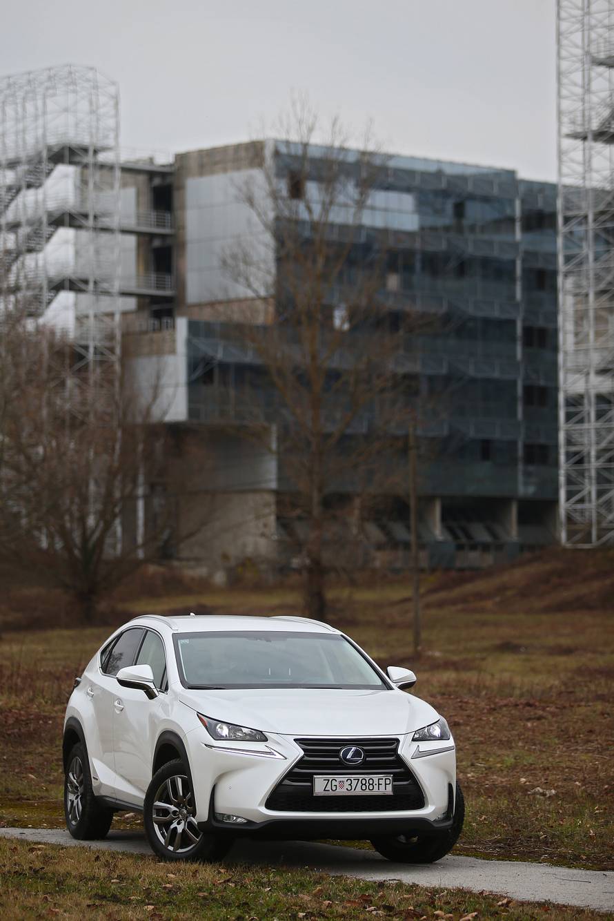 Auto s čak tri motora: Hibridni  Lexus jednostavno je oduševio