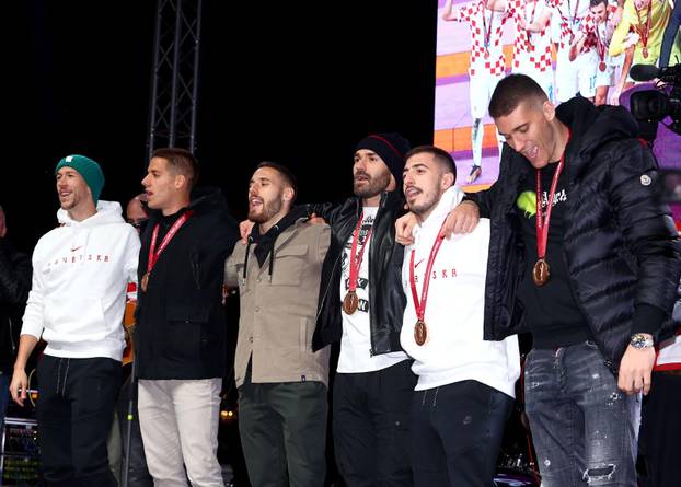 Vatreni Stigli u Split, dočekalo ih tisuće navijača