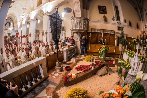 Jelsa: Ispraćaj jelšanskog križa i početak procesije "Za križen"