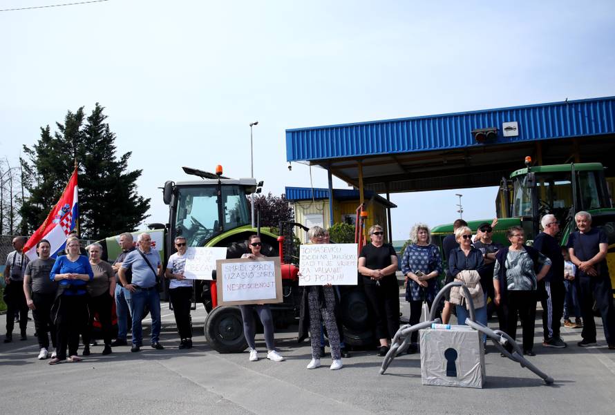 Zagreb: Građani traktorima blokirali ulaz na odlagalište otpada Jakuševec 