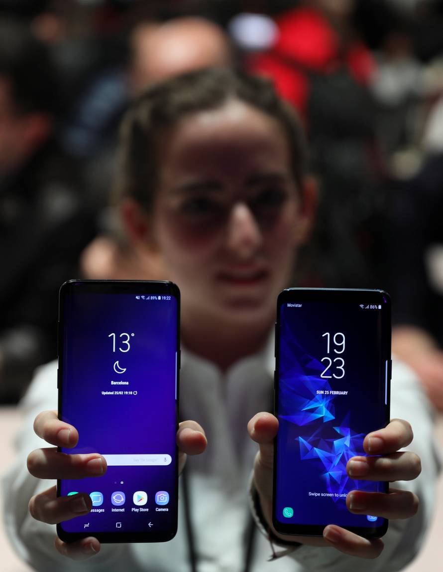 A hostess shows up Samsung's new S9 (R) and S9 Plus devices after a presentation ceremony at the Mobile World Congress in Barcelona