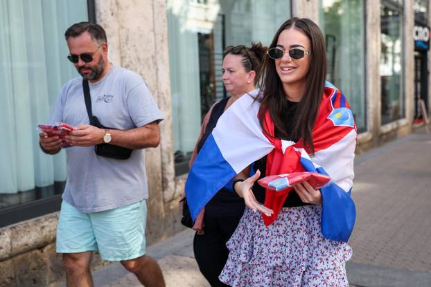 Zagreb: HDZ na Trgu organizirao dijeljenje hrvatskih zastava građanima