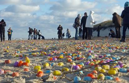 Svi jure po svoje iznenađenje: More izbacilo tisuće Kinder jaja