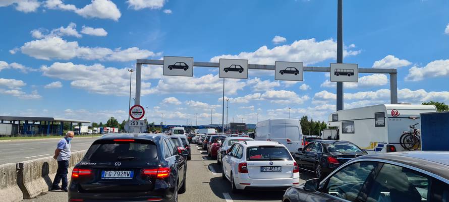 Svi idu u Hrvatsku: 'Mi čekamo četiri sata i tek smo na sredini'