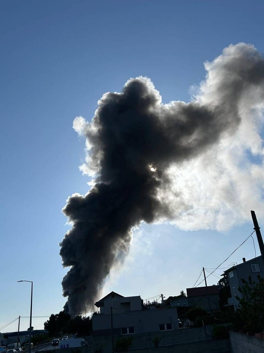 FOTO Požar u Kaštel Sućurcu još nisu proglasili ugašenim, rade na sanaciji. Šteta će biti velika?