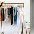 Ljubiteljice minimalizma na vrućini: Bazične majice, male torbe i hlače ravnog kroja