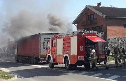 Video: U Bjelovaru se zapalio kamion, vatrogasci stigli brzo